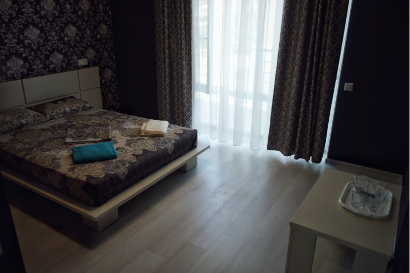 <span style="font-weight: bold;">Улучшенный двухместный номер с 1 одной кроватью</span>